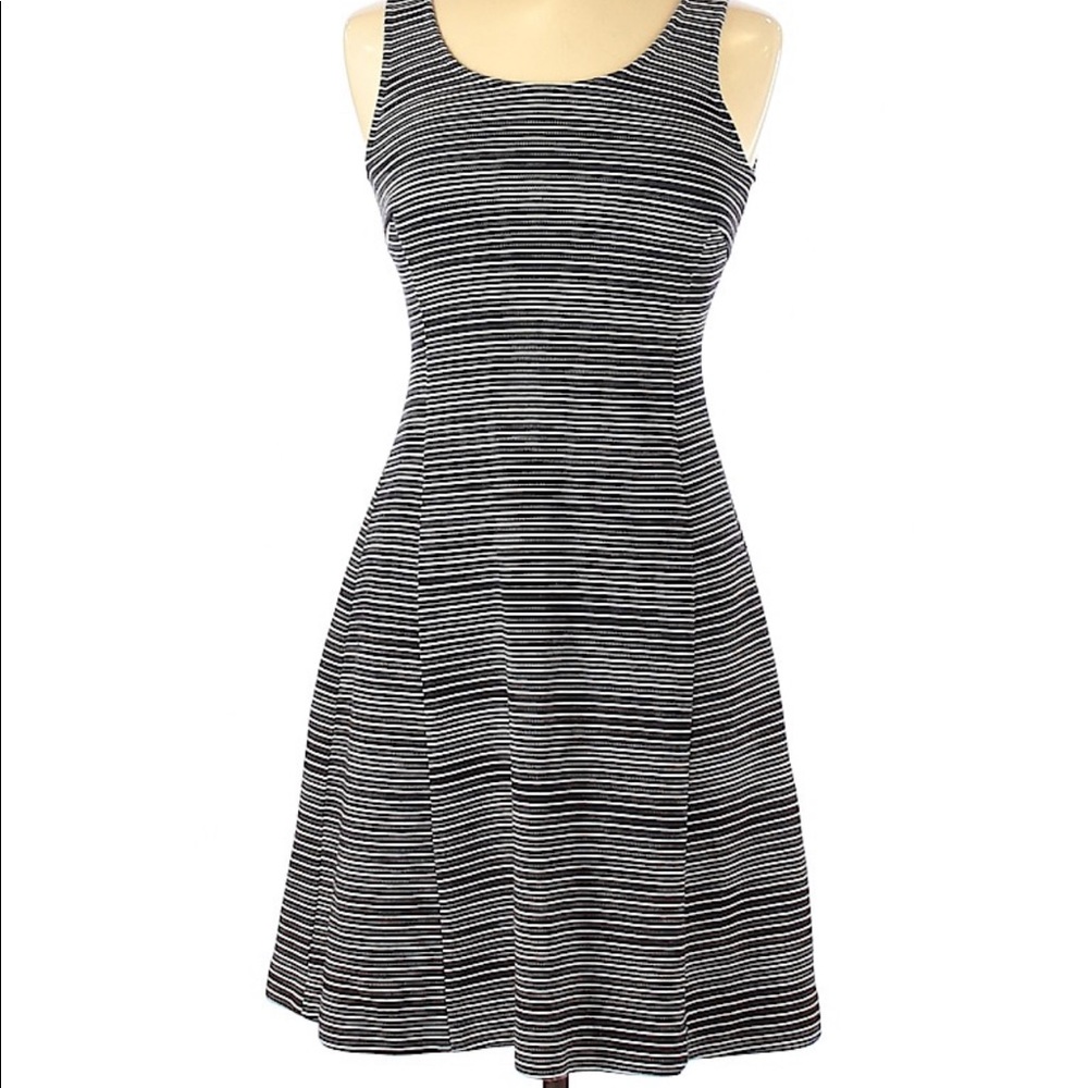 ✨HP✨ 🌻 2/$10 Banana Republic navy blue and white striped dress size 6